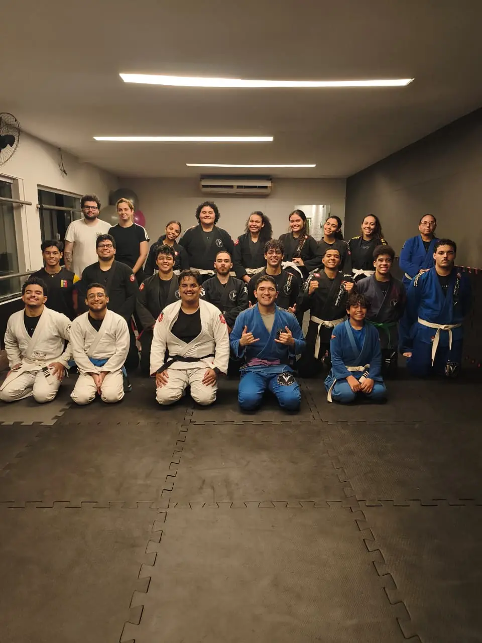Alunos e professores reunidos no tatame da Virtus Jiu-Jitsu